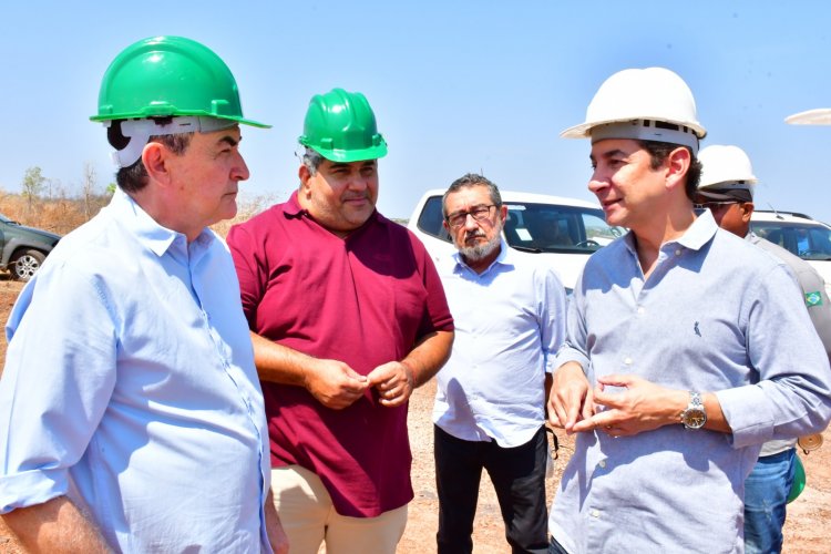 Prefeito Antônio Reis  visita obras do Esgotamento Sanitário de Floriano