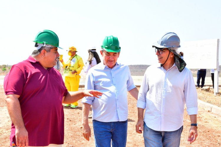 Prefeito Antônio Reis  visita obras do Esgotamento Sanitário de Floriano