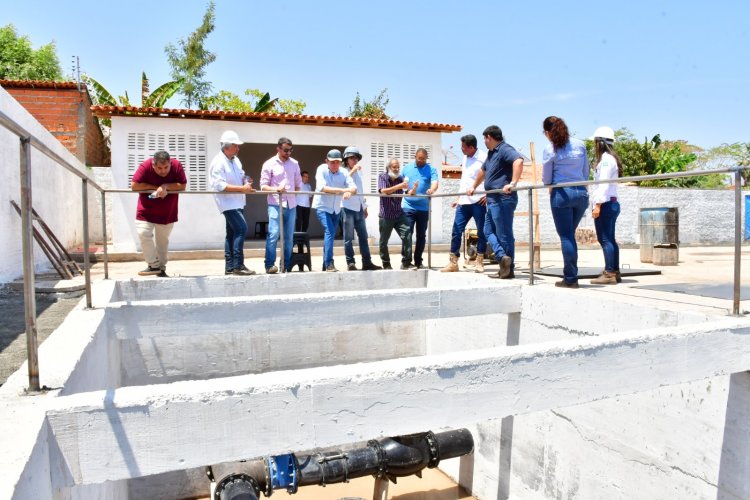 Prefeito Antônio Reis  visita obras do Esgotamento Sanitário de Floriano