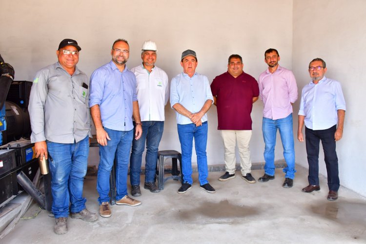 Prefeito Antônio Reis  visita obras do Esgotamento Sanitário de Floriano