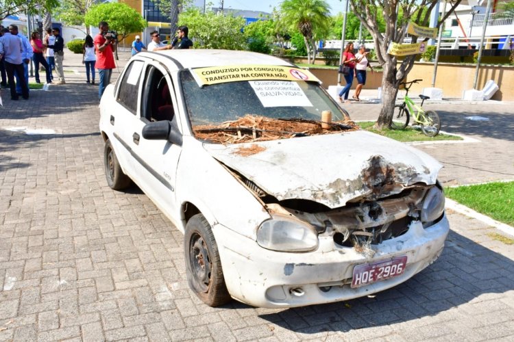 Exposição de veículos destruídos em acidentes em Floriano alerta para um trânsito seguro