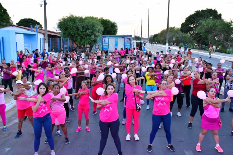 Centenas de mulheres participam de Aulão de Dança em prevenção ao câncer de mama