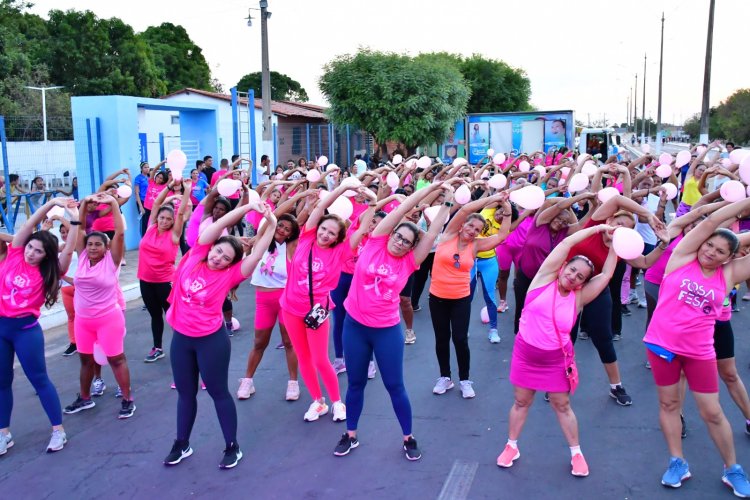 Centenas de mulheres participam de Aulão de Dança em prevenção ao câncer de mama