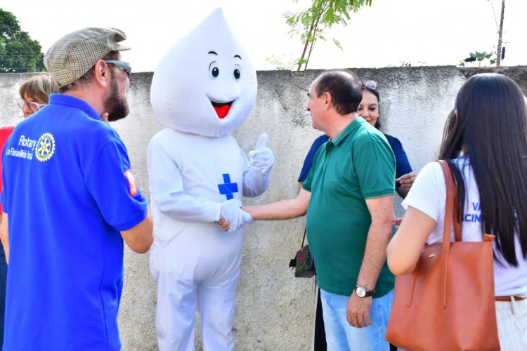 Prefeito Antônio Reis e Zé Gotinha visitam postos de saúde em Dia D de Vacinação