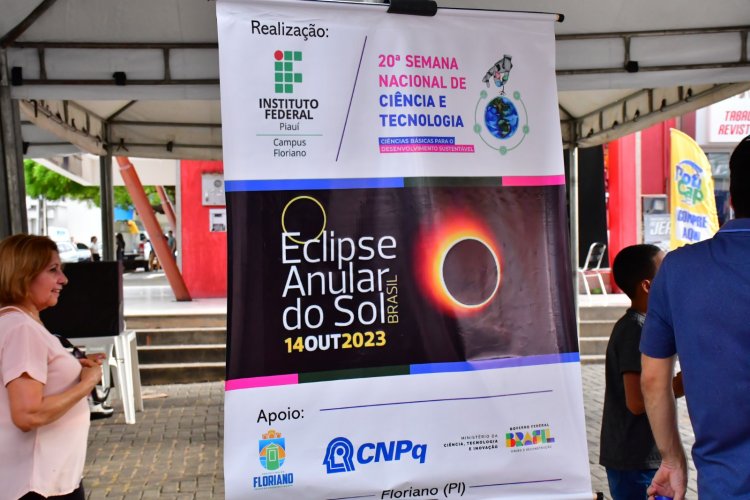 Estudantes e turistas contemplam Eclipse solar anular na praça Dr. Sebastião Martins