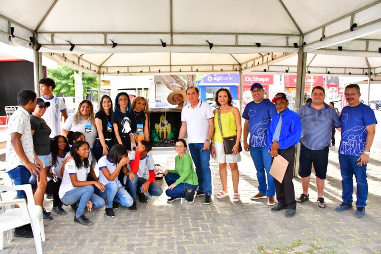 Estudantes e turistas contemplam Eclipse solar anular na praça Dr. Sebastião Martins