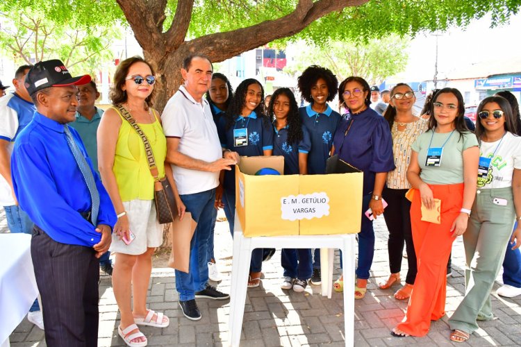 Estudantes e turistas contemplam Eclipse solar anular na praça Dr. Sebastião Martins