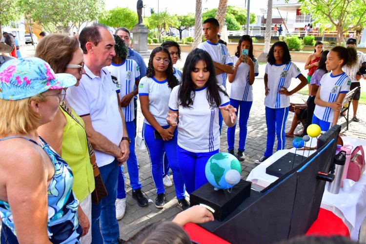 Estudantes e turistas contemplam Eclipse solar anular na praça Dr. Sebastião Martins