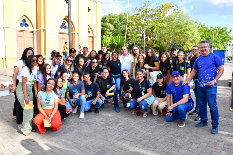 Estudantes e turistas contemplam Eclipse solar anular na praça Dr. Sebastião Martins