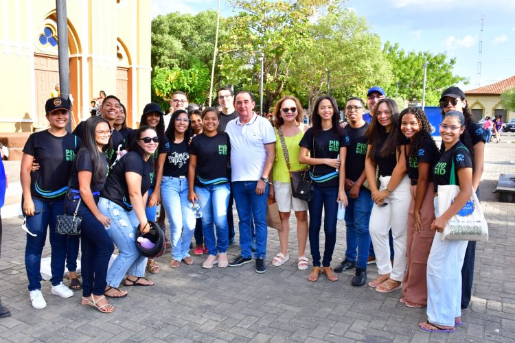 Estudantes e turistas contemplam Eclipse solar anular na praça Dr. Sebastião Martins