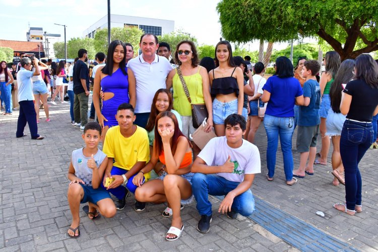 Estudantes e turistas contemplam Eclipse solar anular na praça Dr. Sebastião Martins