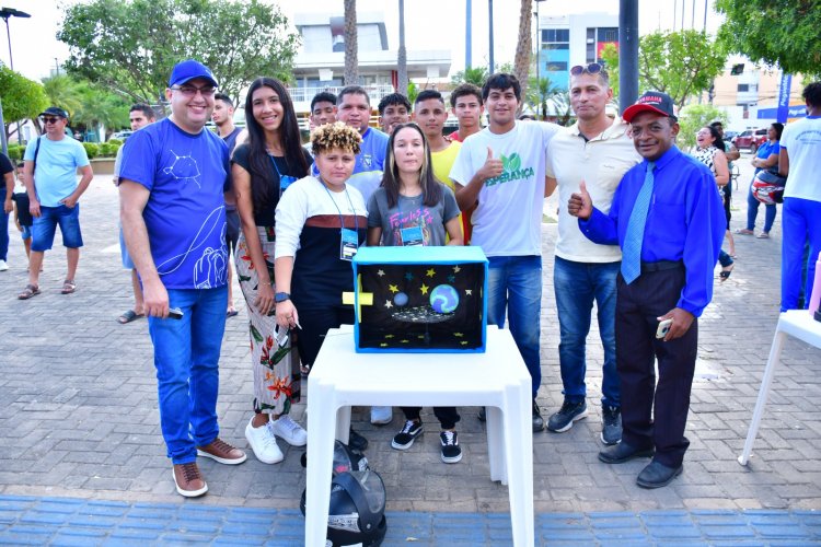 Estudantes e turistas contemplam Eclipse solar anular na praça Dr. Sebastião Martins