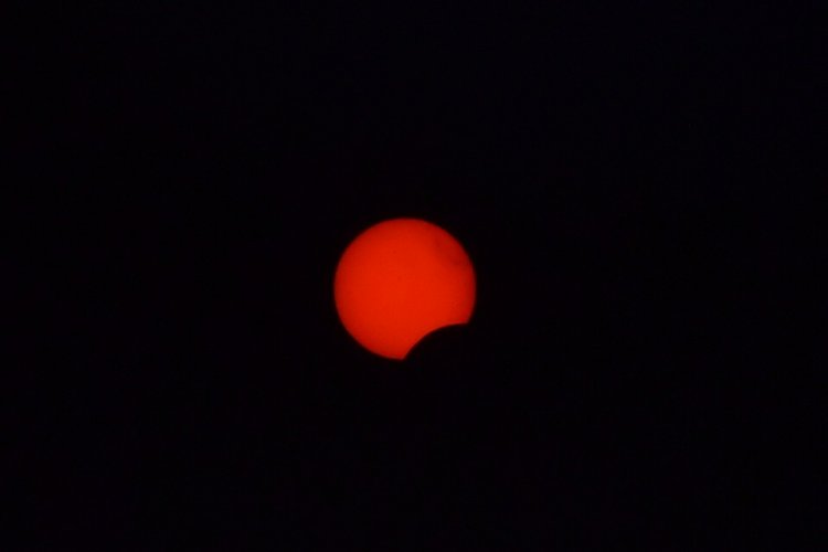 Estudantes e turistas contemplam Eclipse solar anular na praça Dr. Sebastião Martins