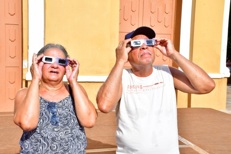 Estudantes e turistas contemplam Eclipse solar anular na praça Dr. Sebastião Martins