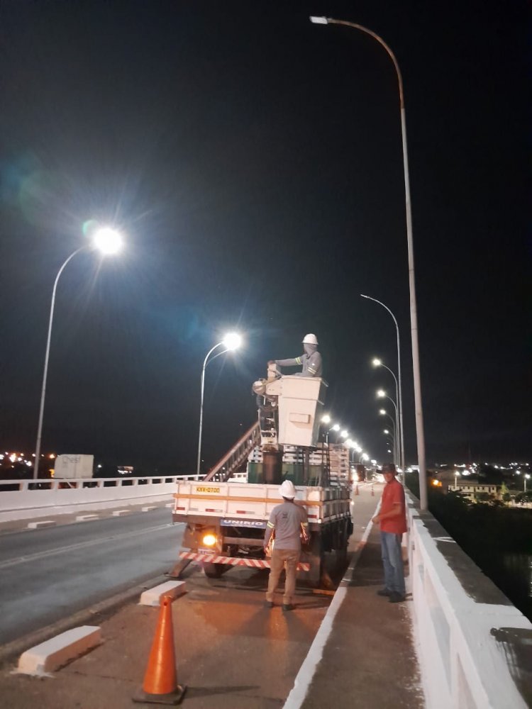 Prefeitura de Floriano faz manutenção e aumenta luminosidade da ponte sobre o Rio Parnaíba