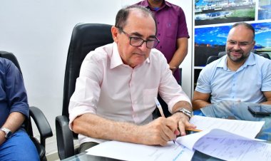 Prefeito Antônio Reis assina ordens de serviços para reforma de três escolas municipais