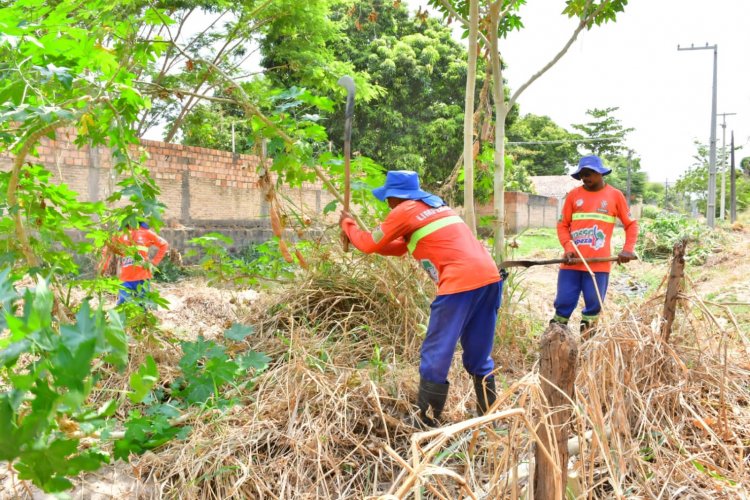 Floriano: Secretaria de Infraestrutura inicia limpeza dos riachos que cortam o município