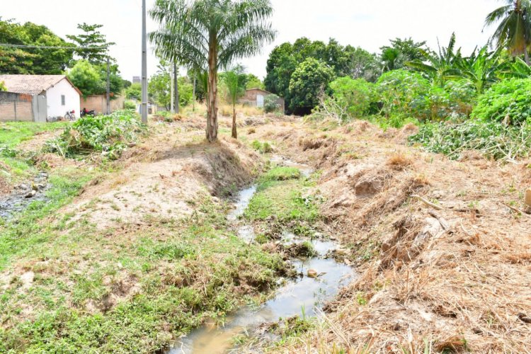 Floriano: Secretaria de Infraestrutura inicia limpeza dos riachos que cortam o município