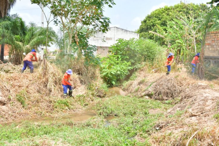 Floriano: Secretaria de Infraestrutura inicia limpeza dos riachos que cortam o município