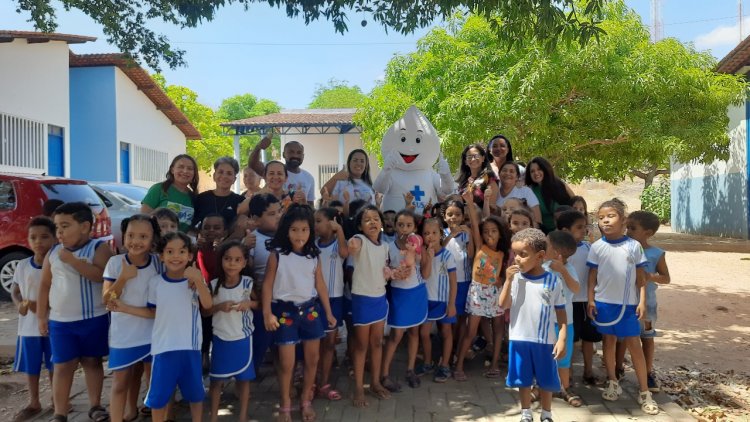 Zé Gotinha visita escolas municipais e faz a alegria da criançada