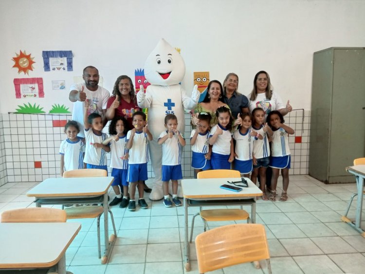 Zé Gotinha visita escolas municipais e faz a alegria da criançada