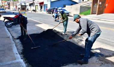 Infraestrutura realiza tapa-buracos com massa asfáltica no centro de Floriano
