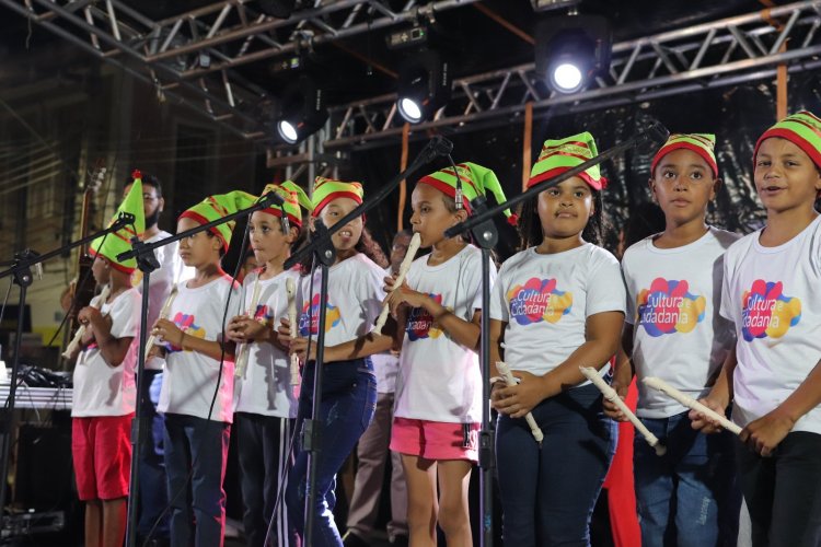 Prefeitura de Floriano realiza cantata natalina e ato do acender de luzes do Natal