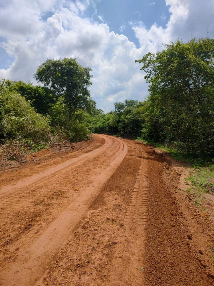 Prefeitura de Floriano recupera praça esportiva no Conjunto Zé Pereira e estradas na zona rural