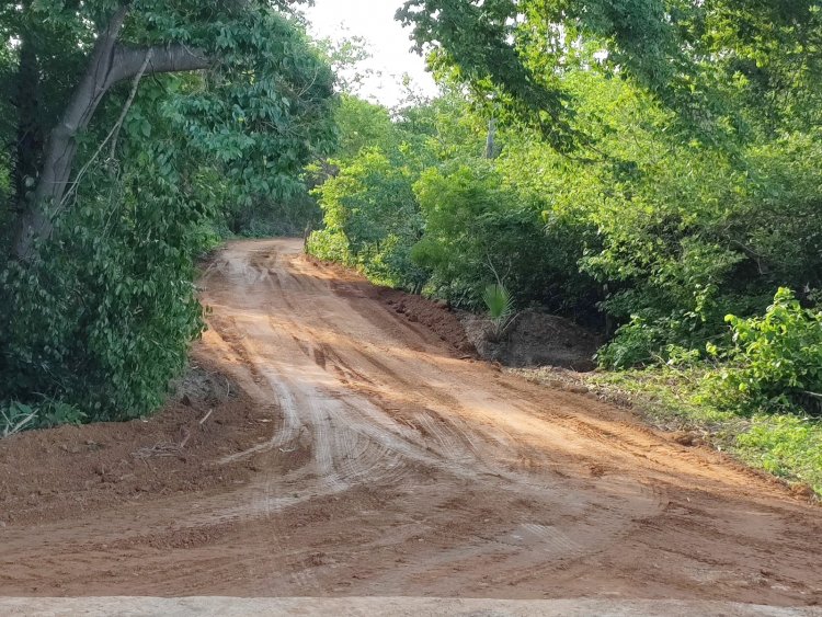 Prefeitura de Floriano recupera praça esportiva no Conjunto Zé Pereira e estradas na zona rural