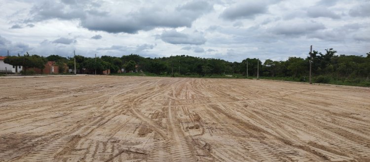 Prefeitura de Floriano recupera praça esportiva no Conjunto Zé Pereira e estradas na zona rural