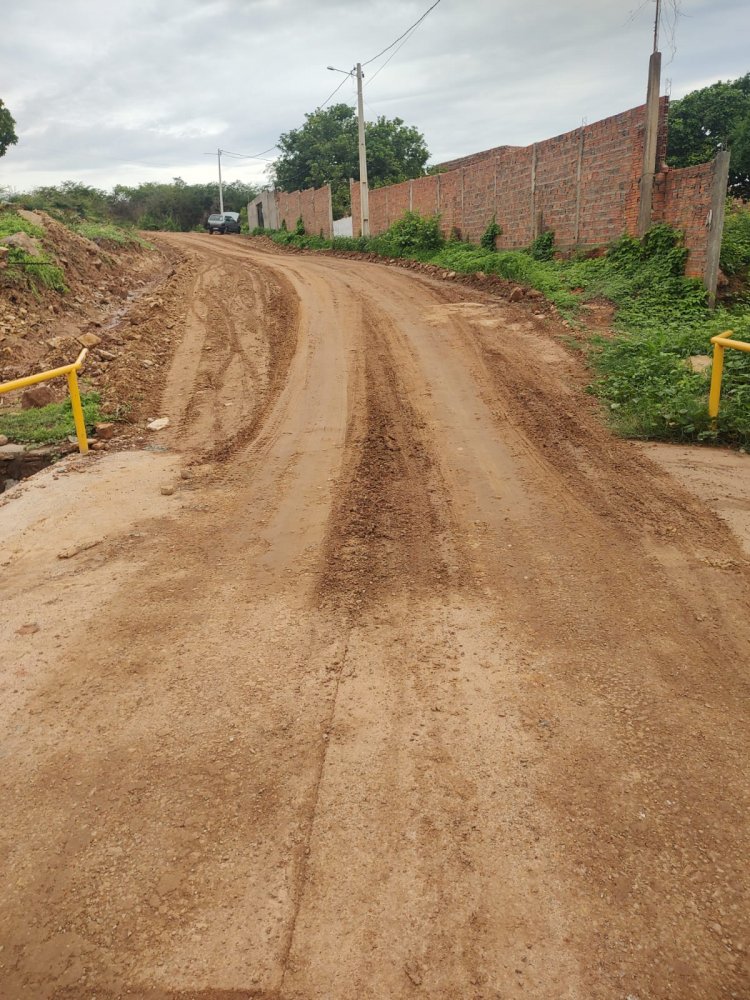 Prefeitura de Floriano recupera praça esportiva no Conjunto Zé Pereira e estradas na zona rural