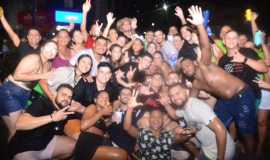 Debaixo de chuva, foliões curtem arrastão ao som de Luketta em Floriano