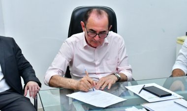 Prefeito de Floriano assina ordens de serviço para asfaltar ruas Defala Attem e Elias Oka e ampliar rede elétrica