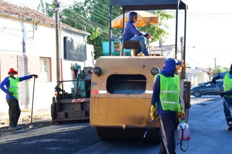 Floriano 127 anos: Prefeitura de Floriano inicia obras de asfaltamento na Rua Defala Attem