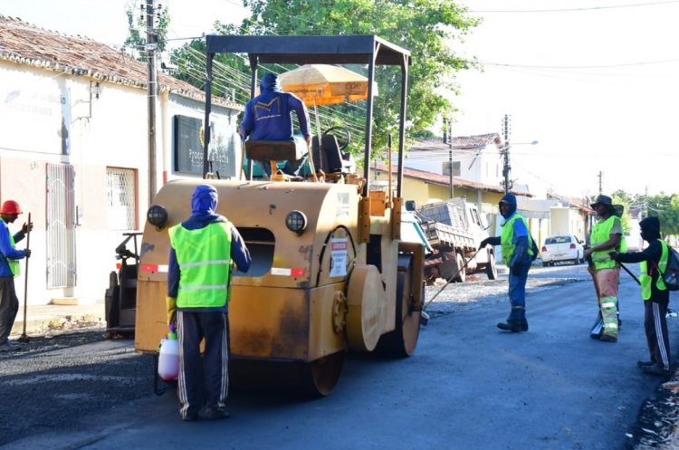 Floriano 127 anos: Prefeitura de Floriano inicia obras de asfaltamento na Rua Defala Attem