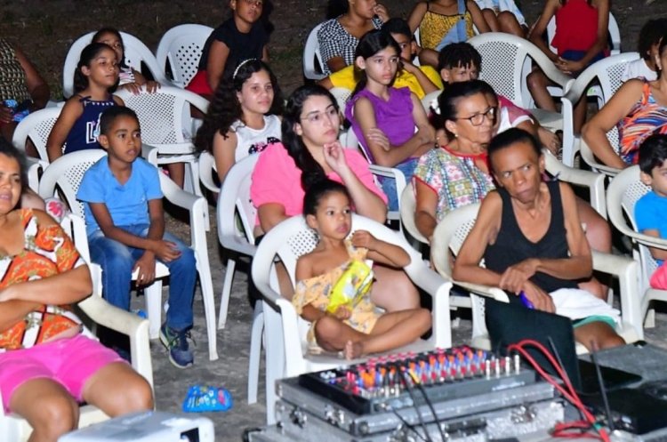 Floriano 127 anos: Cine Social transforma associação do bairro Campo Velho em cinema a céu aberto