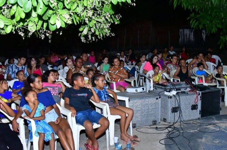 Floriano 127 anos: Cine Social transforma associação do bairro Campo Velho em cinema a céu aberto