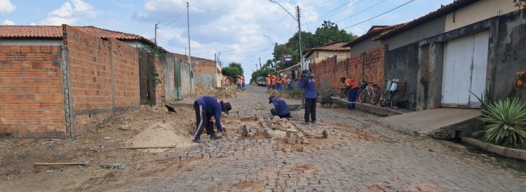 Dez bairros de Floriano são contemplados com obras de tapa-buracos