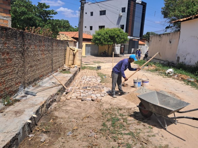 Dez bairros de Floriano são contemplados com obras de tapa-buracos