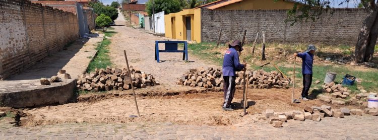 Dez bairros de Floriano são contemplados com obras de tapa-buracos