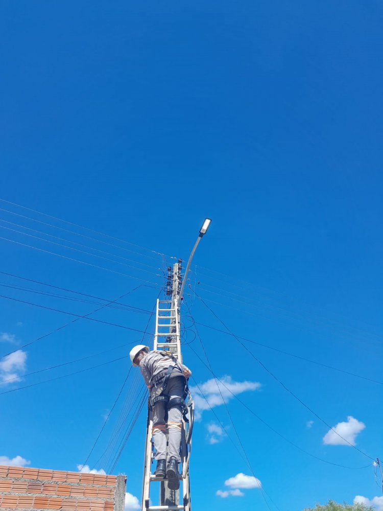 Prefeitura de Floriano realiza mais de 700 serviços de iluminação pública no mês de abril