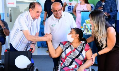 Prefeitura de Floriano entrega dispositivos de locomoção a usuários do SUS