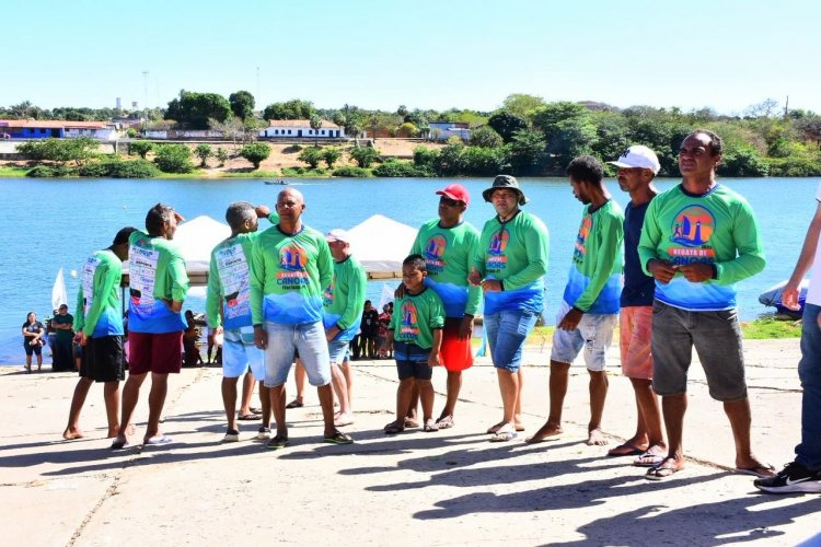 Regata de Canoas movimenta o domingo na beira-rio com apoio da Prefeitura de Floriano