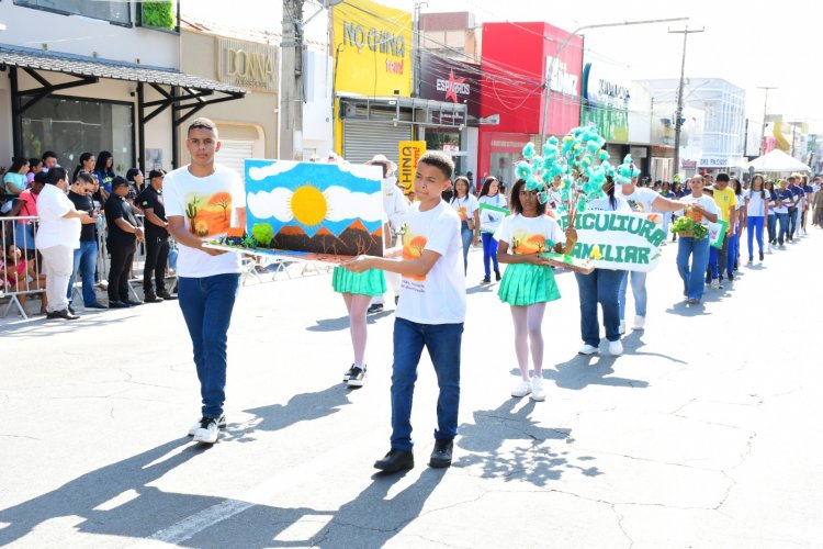 Desfile cívico encerra solenidades da Semana da Pátria em Floriano