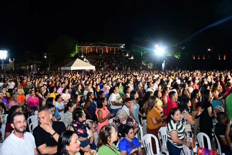 Prefeitura de Floriano apoia show católico da Ir. Kelly Patrícia, que reuniu milhares de fiéis