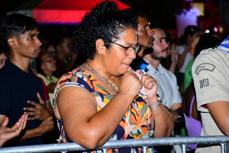 Prefeitura de Floriano apoia show católico da Ir. Kelly Patrícia, que reuniu milhares de fiéis