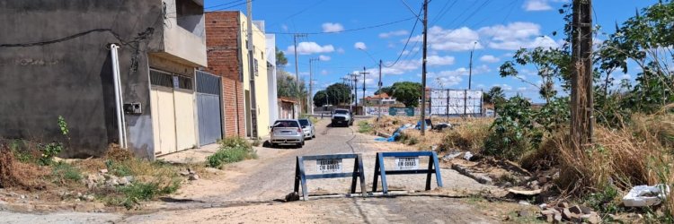 Prefeitura de Floriano percorre 13 bairros com Operação Tapa-Buracos no mês de agosto