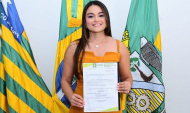 Empossada a nova secretária de Comunicação de Floriano, Kívia Resende