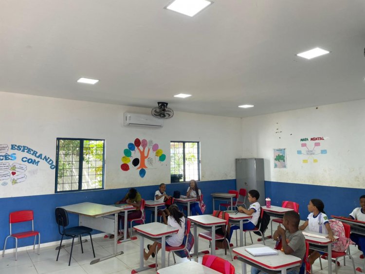 Prefeitura de Floriano instala aparelhos de ar-condicionado em escola da localidade Amolar