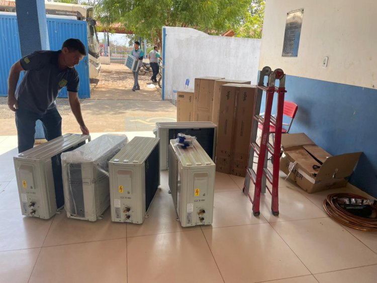 Prefeitura de Floriano instala aparelhos de ar-condicionado em escola da localidade Amolar